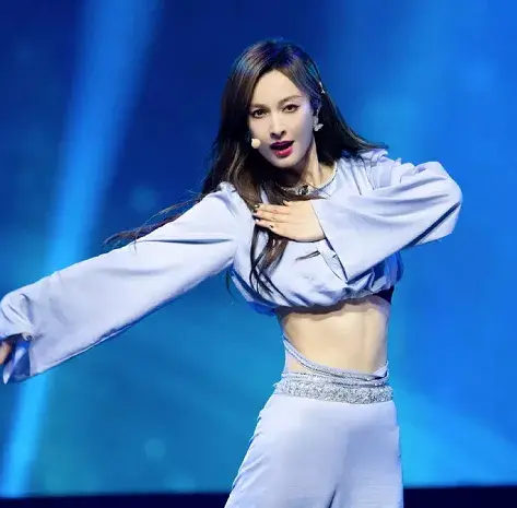 Reba's intimate photos leaked and couldn't bear to look directly. How