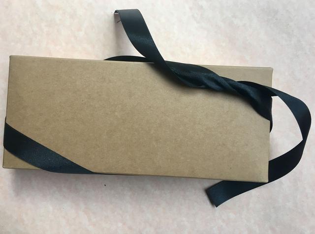 小礼盒丝带系法十字系法,礼物盒包装丝带绑法