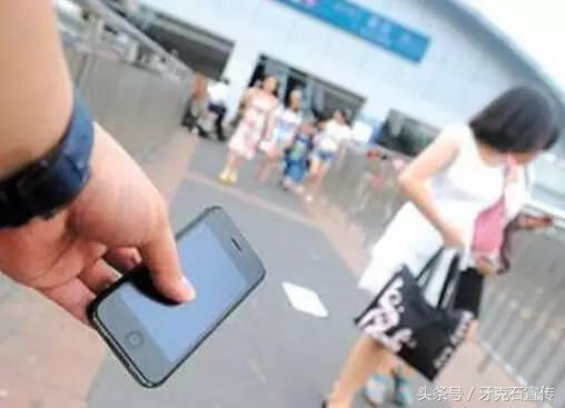 常玩微信的注意了！一女士把手机给他人操作，她的微信竟群发了广告！