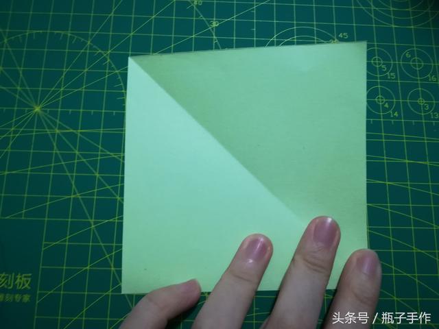 蝴蝶节礼物盒子的折法,怎么包礼物盒正方形蝴蝶结