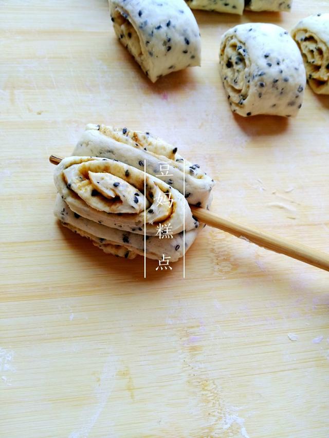 黑芝麻的另類吃法，芝麻醬花生醬做成卷子濃濃香 熱愛美食 第8张