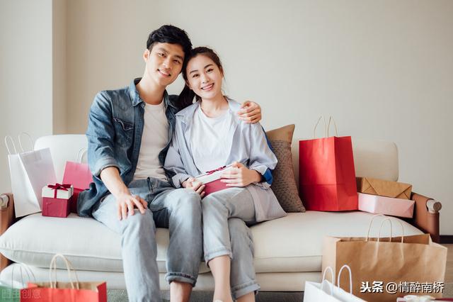 大学生情侣恋爱时，男生给女友送三种礼物，能让她开心满意 情人节送什么礼