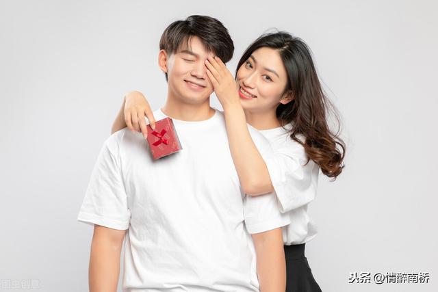大学生情侣恋爱时，男生给女友送三种礼物，能让她开心满意 情人节送什么礼