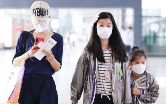 馬伊琍帶女兒現身機場，姐妹倆穿著時髦亮眼，「小鳥腿」太過搶鏡 娛樂八卦吃瓜 第6张