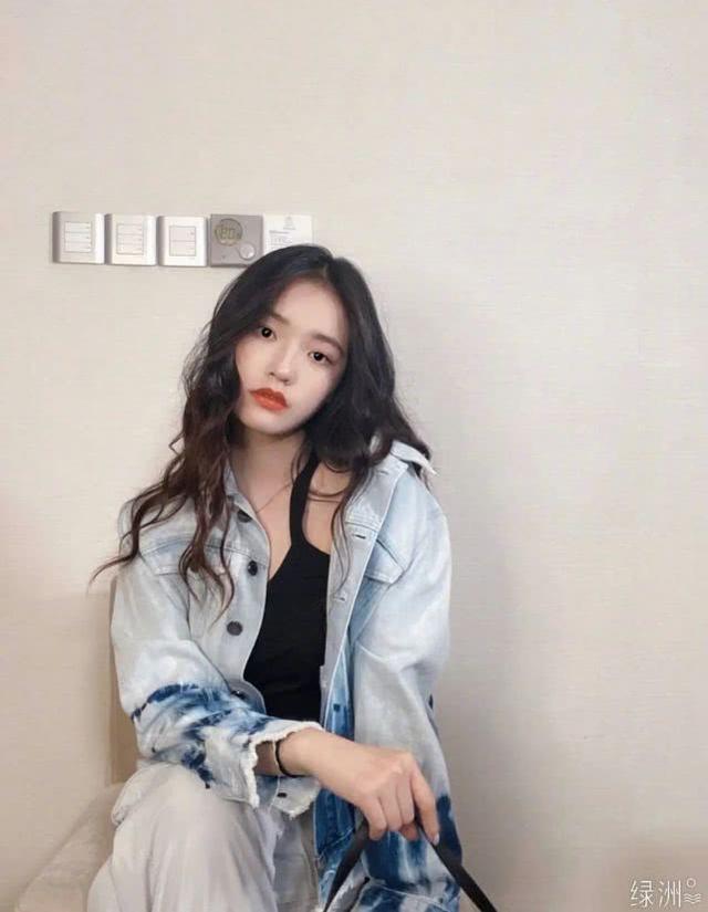 林允甜美穿搭走機場，一身白色套裝宛如仙女，網友：真是白到發光 娛樂八卦吃瓜 第5张