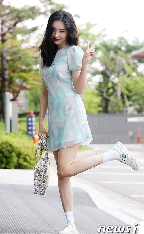 「南韓腿精」宣美曬照，西裝配短褲秀大長腿，不愧是女團代表身材 娛樂八卦吃瓜 第4张