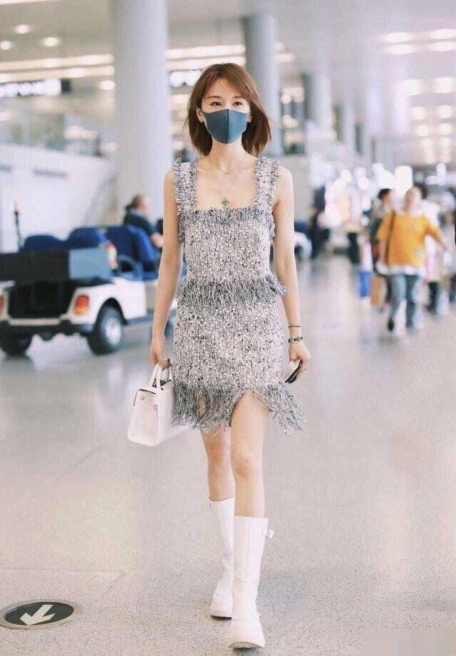 王子文現身機場！穿紫色墊肩T恤配超短褲，158穿出178超模範 娛樂八卦吃瓜 第7张