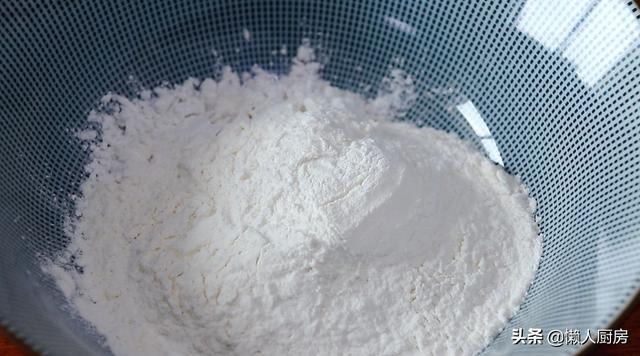 把花生米放入面團里，牢記這2點，花生又香又脆 熱愛美食 第3张