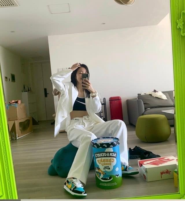 周雨彤私服穿搭太個性！帥氣甜美不同風格完美駕馭，有顏任真任性 娛樂八卦吃瓜 第2张