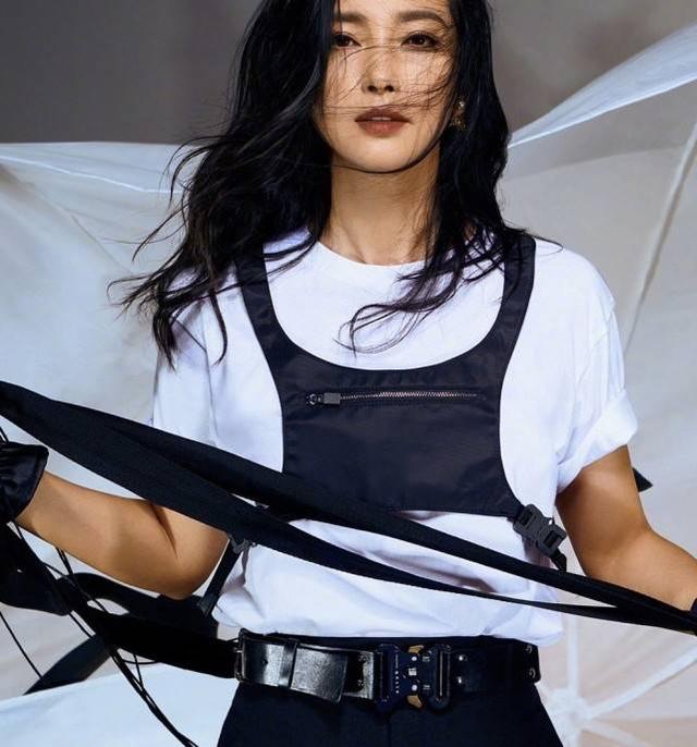 大花李冰冰正式營業，拍寫真大片霸氣外露，盡管47歲魅力卻不減 娛樂八卦吃瓜 第4张