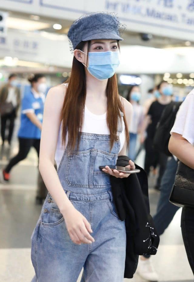 徐璐現身機場心情大好，不受緋聞影響，穿背帶褲減齡十足很少女 娛樂八卦吃瓜 第5张