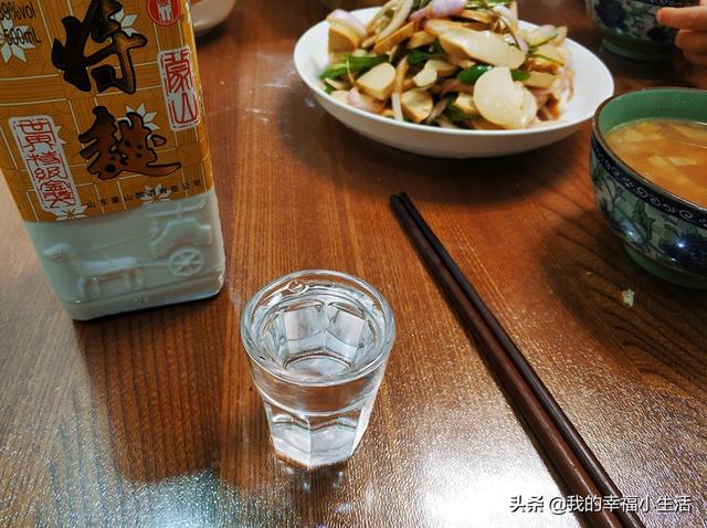 情人节送男友什么80后夫妻过情人节很有意义，幸福晚饭两菜一汤，被媳妇的礼