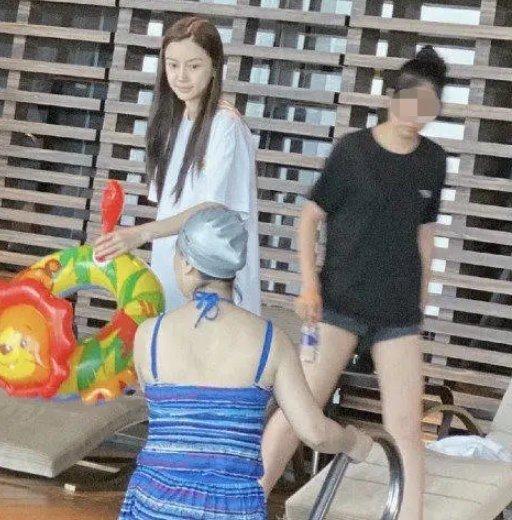 網友偶遇楊穎帶兒子游泳，素顏baby依舊美得出眾，好媽媽人設無疑 娛樂八卦吃瓜 第2张