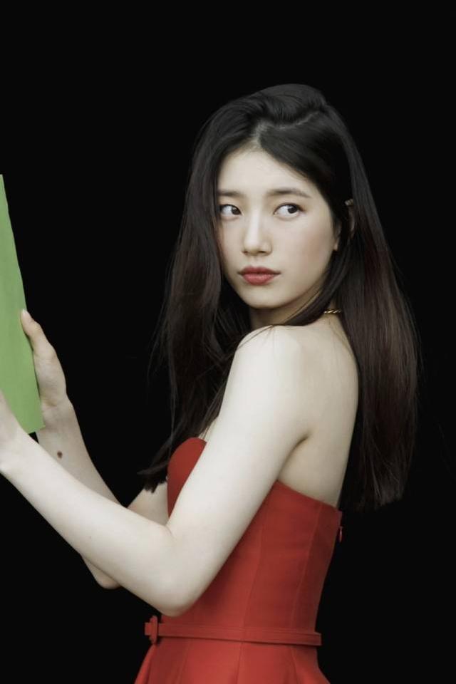 李敏鎬前女友裴秀智人氣太旺！寫真大片釋出，穿抹胸紅裙氣場霸氣 娛樂八卦吃瓜 第1张