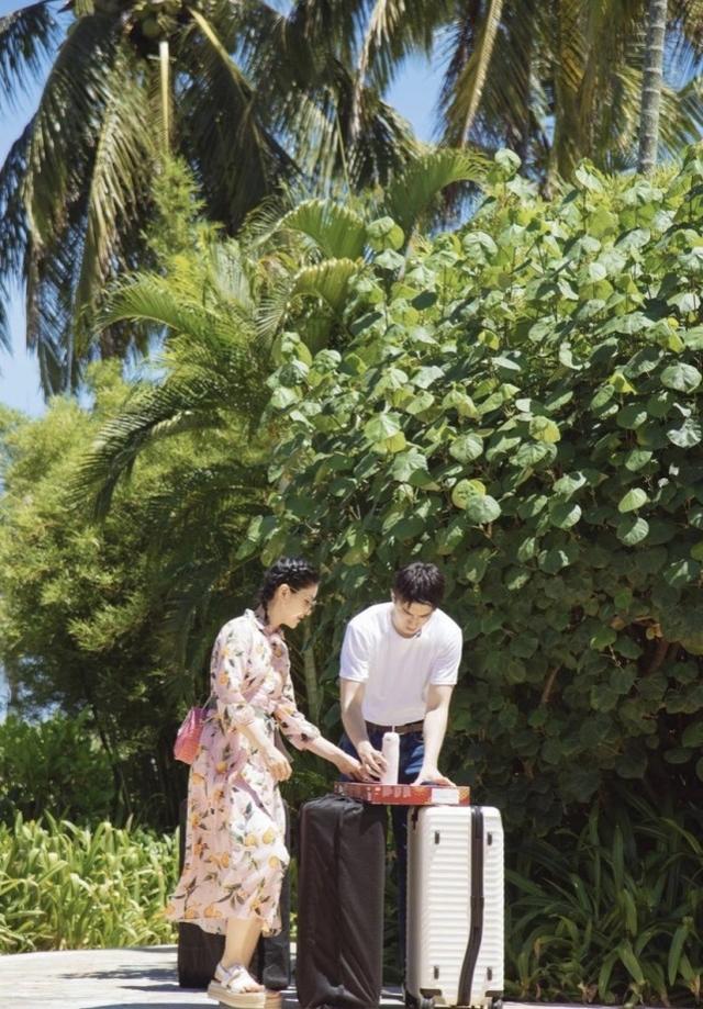 胡可越來越會穿搭！身穿粉色印花裙甜美可人，狀態完全不像是44歲 娛樂八卦吃瓜 第3张