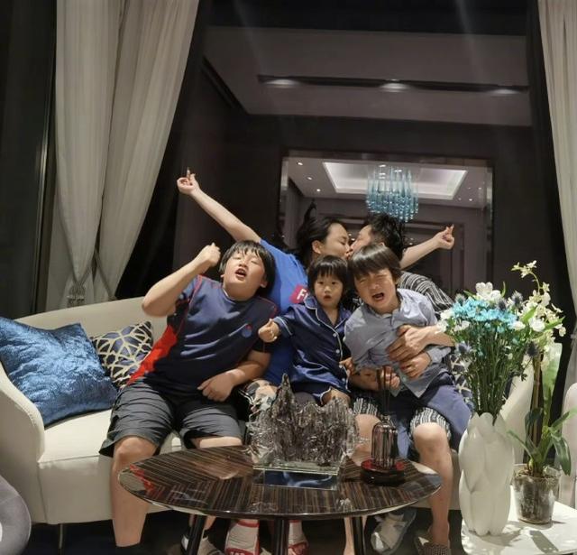 鄒市明冉瑩穎慶結婚十周年，五口人合影像復制粘貼，仨兒子長一樣 娛樂八卦吃瓜 第3张