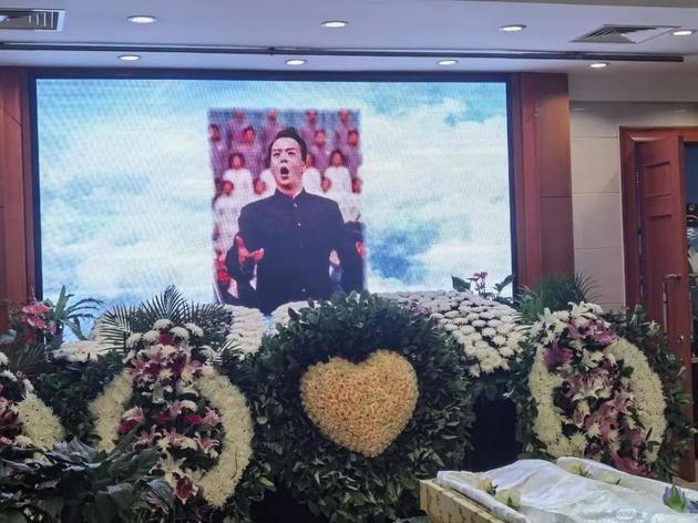 李雙江夢鴿罕見合體露面，參加友人葬禮表情沉重，兒子仍舊未露面 娛樂八卦吃瓜 第1张