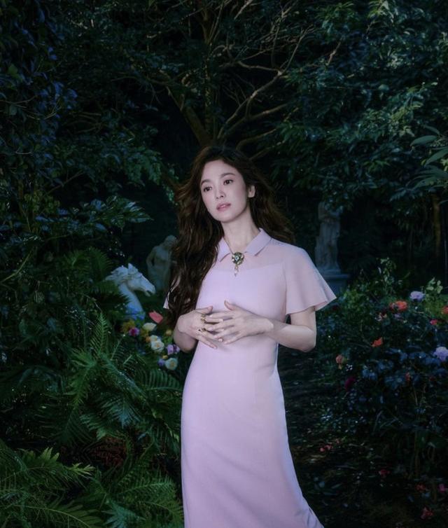40歲宋慧喬重新活成少女，打扮休閒出街遛狗，仿佛是鄰家女孩 娛樂八卦吃瓜 第7张