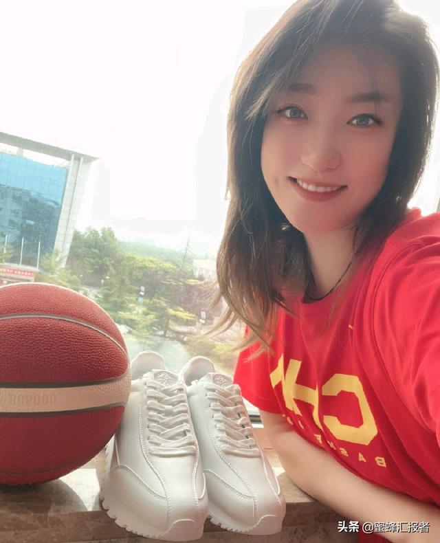 李梦晒白敬亭送的小白鞋，angelababy表示感情中不要迷失自我 送什么礼物给女朋