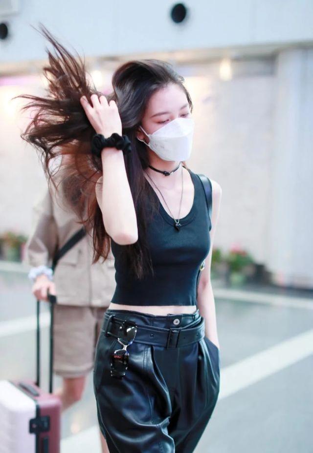 宋妍霏現身機場，黑背心配工裝褲化身「女特工」，單手插兜氣場強 娛樂八卦吃瓜 第5张
