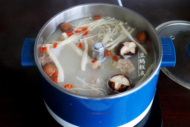 超簡單的，骨湯養生火鍋做法，營養健康，味道不比飯店差 熱愛美食 第1张
