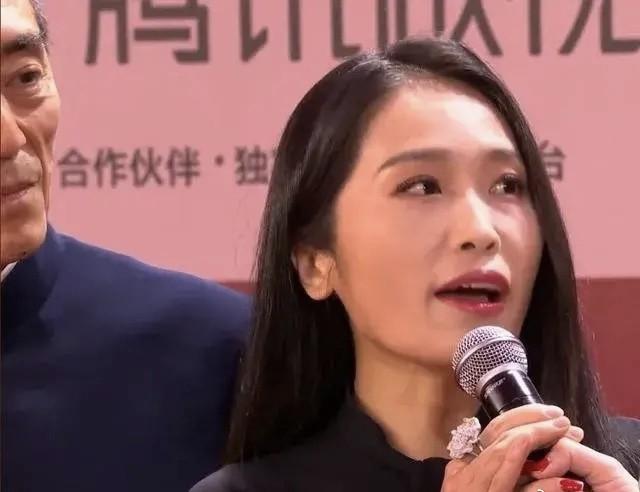 張藝謀和大女兒同框走紅毯，女兒僅比繼母陳婷小2歲，繼承父業 娛樂八卦吃瓜 第4张