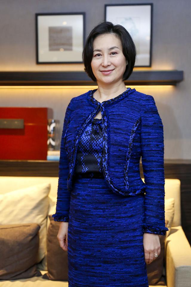 賭王之女何超瓊身份顯赫依舊無法逃脫家族魔咒，攜10億嫁許晉亨 娛樂八卦吃瓜 第23张