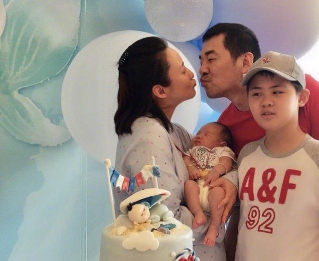 陳建斌夫婦為二胎慶生舊照曝光！蔣勤勤高齡生二胎，四口人太恩愛 娛樂八卦吃瓜 第5张