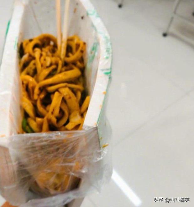 「一直以為這個洞是放手指的，我才發現我錯了」，太尷尬了哈哈哈 搞笑整蠱 第7张