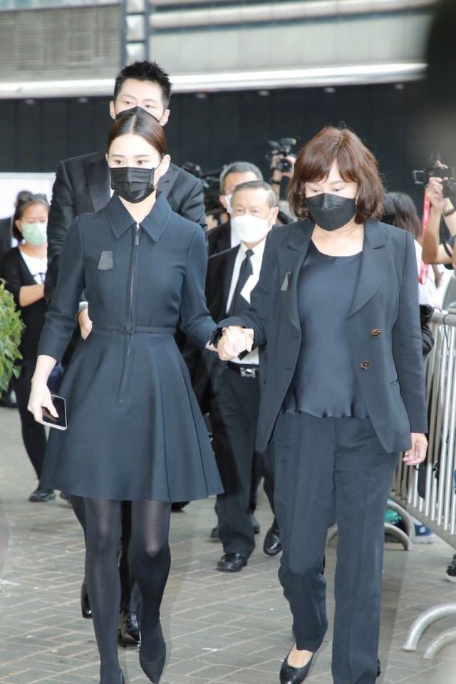 賭王子女和太太們陸續現身，何超蓮首次帶男友竇驍露面，好事將近 娛樂八卦吃瓜 第7张