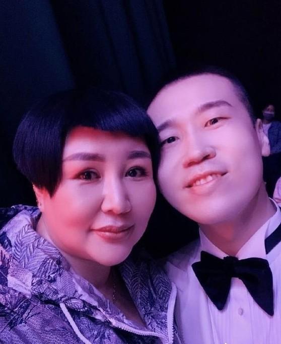 郭德綱老婆王惠慶祝生日，三口人坐c位，繼子郭麒麟卻站角落 娛樂八卦吃瓜 第3张