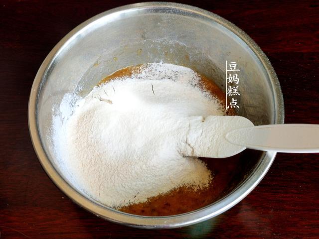 不用打發，3分鍾拌好麵糊，這香蕉蛋糕可真簡單，滿屋飄香 熱愛美食 第9张