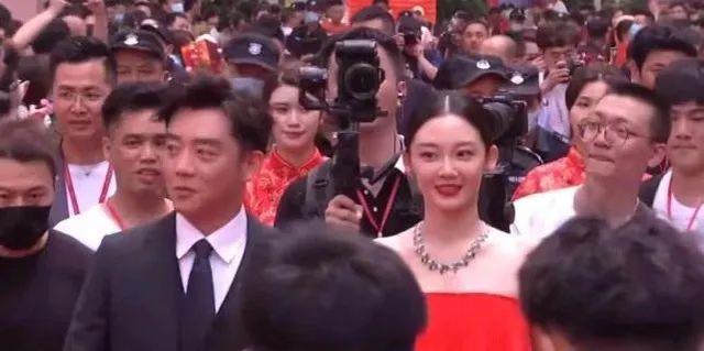 鄭愷苗苗婚後合體現身，老婆穿抹胸裙配珠寶像貴婦，挺孕肚也驚艷 娛樂八卦吃瓜 第4张