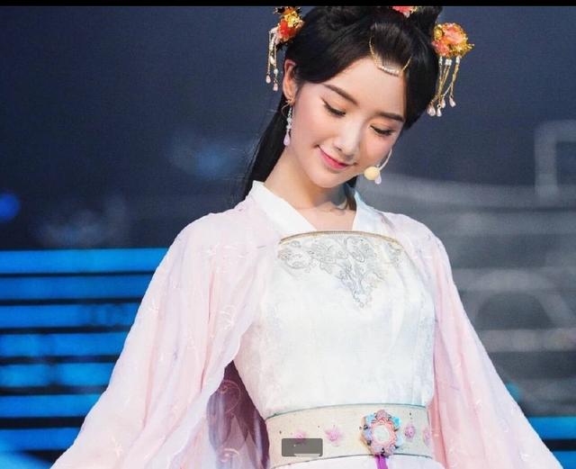 出生被棄，遭父親索要5000萬，談戀愛遇劈腿，毛曉彤是真不易 娛樂八卦吃瓜 第4张