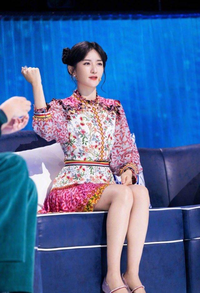 謝娜一身運動風亮相節目！泡麵頭搭配彩色發圈，青春活力好似少女 娛樂八卦吃瓜 第8张