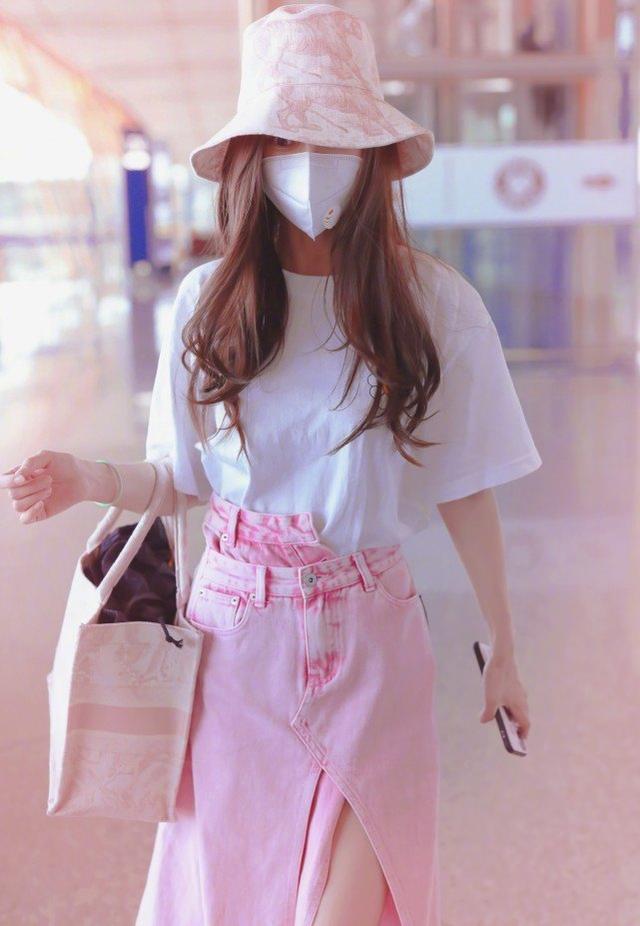 Angelababy現身機場，穿白色T恤配少女粉半裙，太像草莓味女孩 娛樂八卦吃瓜 第3张