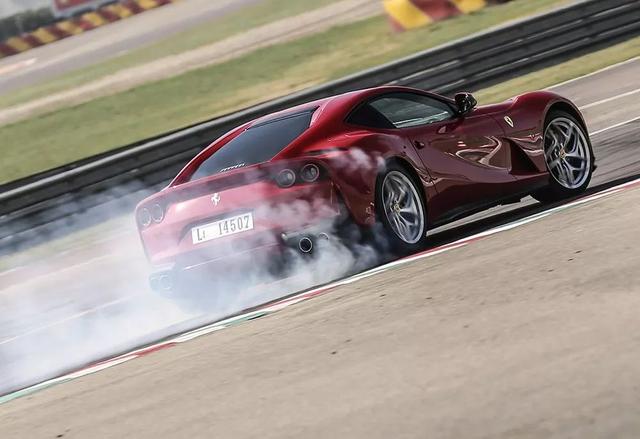 误入歧途的跃马：Jeremy Clarkson 的法拉利 812 Superfast 试车报告