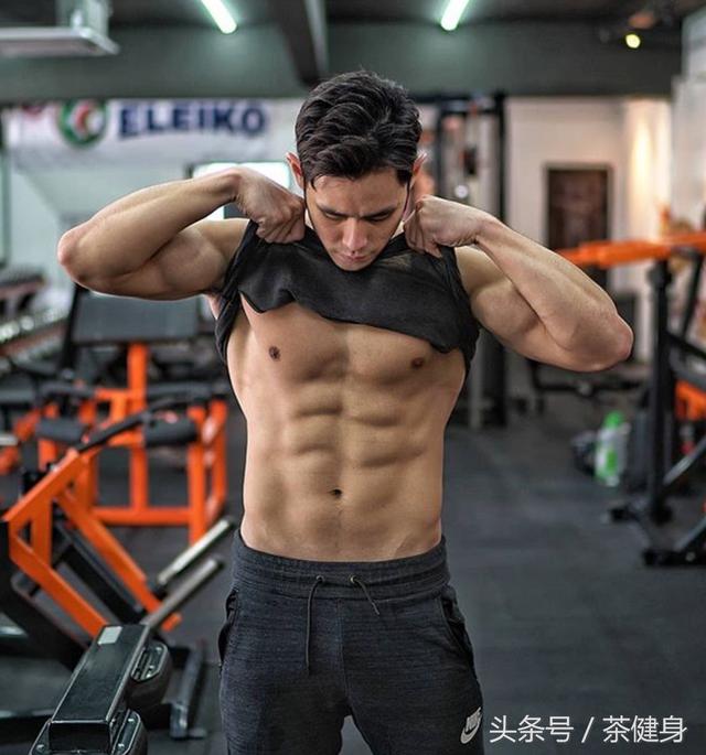 你想練出倒三角的酷身材嗎？4個上身訓練動作暴汗增大肌肉線條 健身減肥達人 第3张