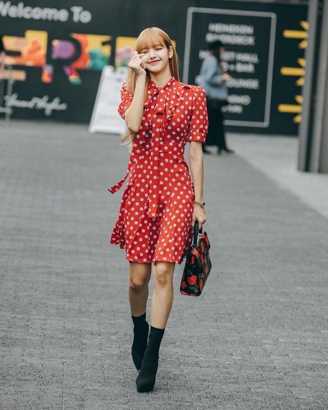 Lisa私服街拍照太吸睛，身穿一身灰色休閒裝，真是隨性又慵懶 娛樂八卦吃瓜 第8张