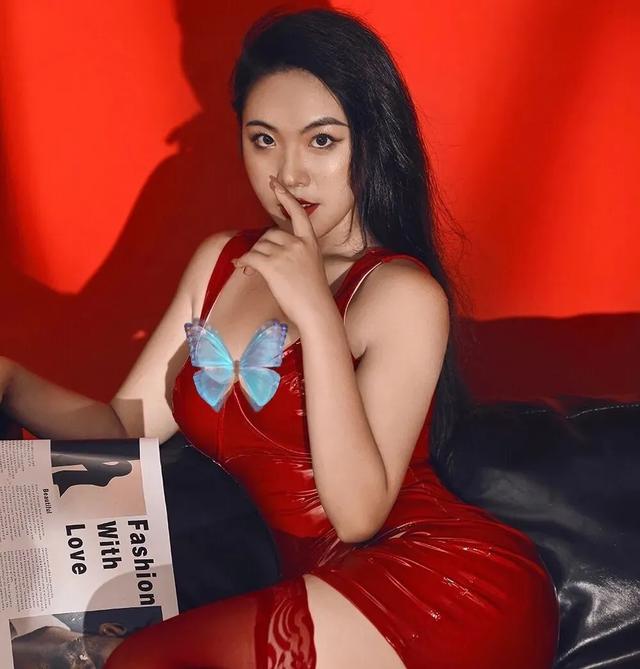 四川美女護士因身材太好，被網友炮轟：現在的護士真會玩 街拍正妹 第3张