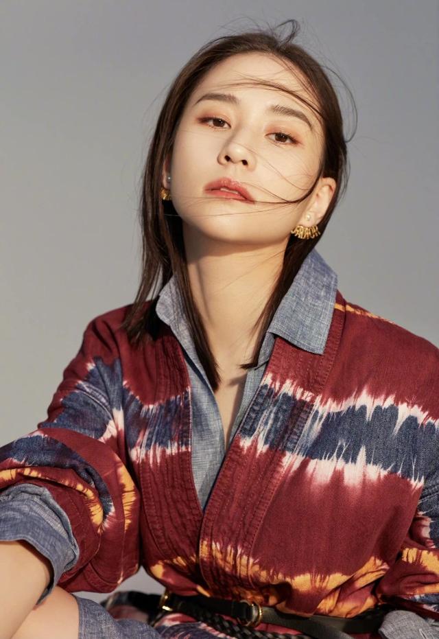 何超蓮不愧賭王最美女兒，穿成套牛仔衣走機場，身材顏值像明星 娛樂八卦吃瓜 第5张