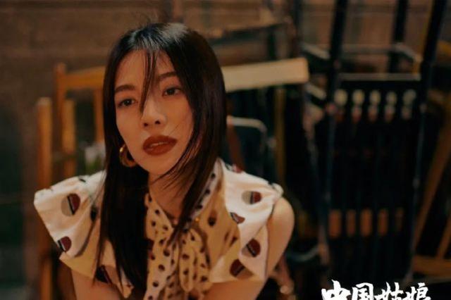 鍾楚曦主題大片曝光，穿棋盤裙配「包租婆」發型，復古時髦太吸睛 娛樂八卦吃瓜 第1张