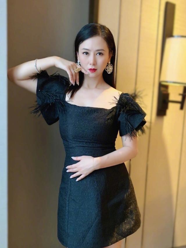 52歲翁虹越老越迷人，大長腿，膚白緊致，這哪裡像是60後的人啊 街拍正妹 第3张