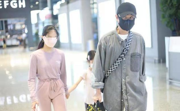 文章帶倆女兒走機場，他瘦不少顏值秒回升，大女兒舞蹈生氣質絕了 - 天天要聞