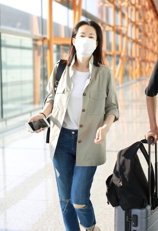 44歲劉敏濤難怪總演媽！素顏現身機場狀態略顯老，但身材依舊苗條 娛樂八卦吃瓜 第3张