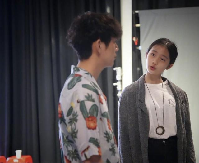 黃磊女兒多多准備出道，和何炅合作排練話劇，由巨星「保駕護航」 娛樂八卦吃瓜 第1张