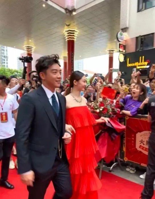 鄭愷苗苗婚後合體現身，老婆穿抹胸裙配珠寶像貴婦，挺孕肚也驚艷 娛樂八卦吃瓜 第2张