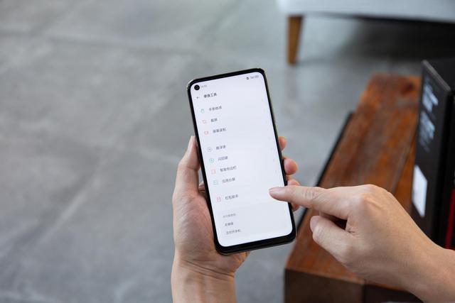 抢红包比iPhone 12还快！这款手机价格竟不到2K