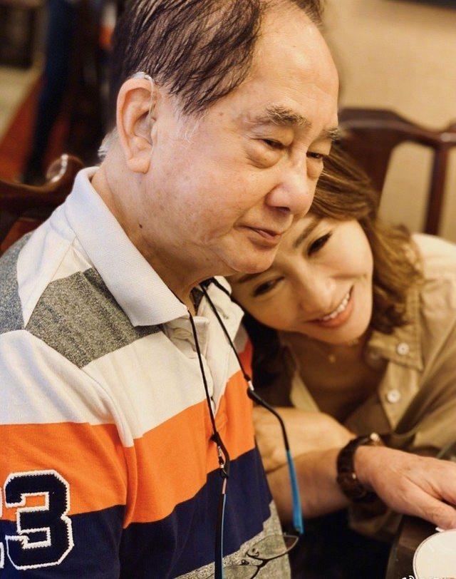 黎姿太重親情！和父親合影模樣相似，退圈照顧弟弟和父母非常強大 娛樂八卦吃瓜 第4张