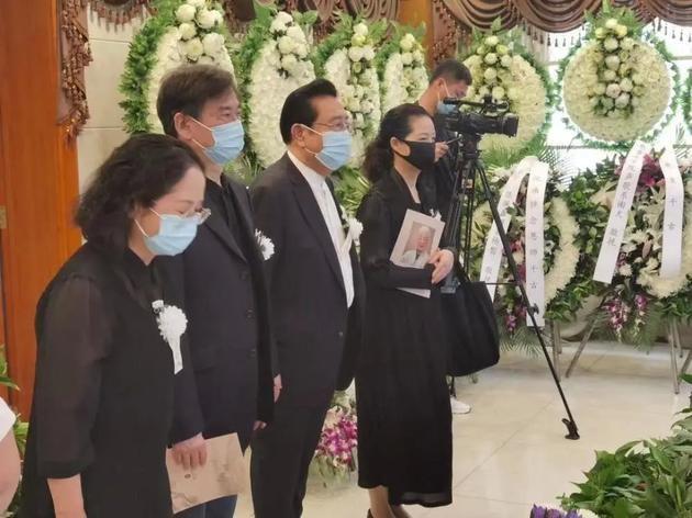 李雙江夢鴿罕見合體露面，參加友人葬禮表情沉重，兒子仍舊未露面 娛樂八卦吃瓜 第2张